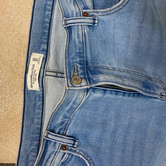 33-16 Ambercrombie jeans. Light wash - Picture 2 of 4